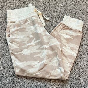 Athleta balance printed jogger in a neutral camo. Size MP.